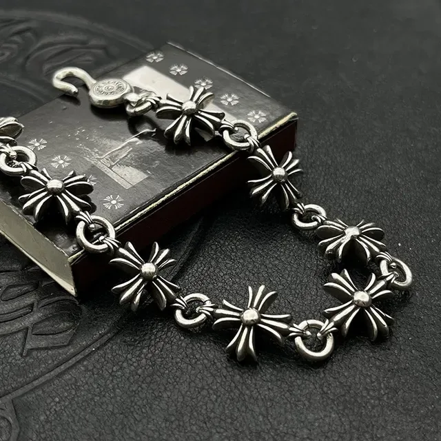 Chrome Hearts सिल्वर ऑक्सीडाइज्ड क्रॉस चार्म ब्रेसलेट 3