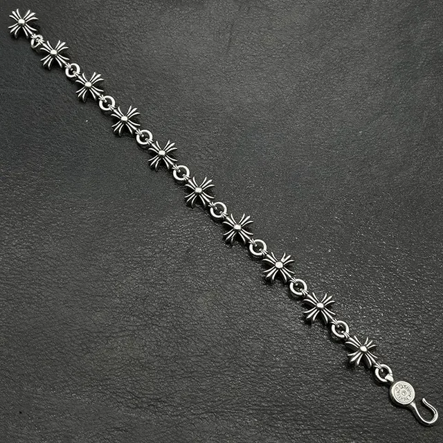 Chrome Hearts सिल्वर ऑक्सीडाइज्ड क्रॉस चार्म ब्रेसलेट 4