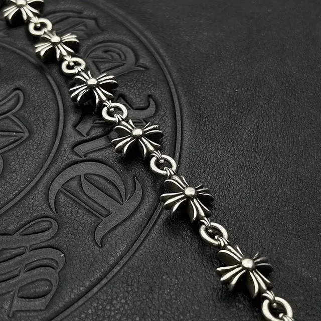 Chrome Hearts सिल्वर ऑक्सीडाइज्ड क्रॉस चार्म ब्रेसलेट 5