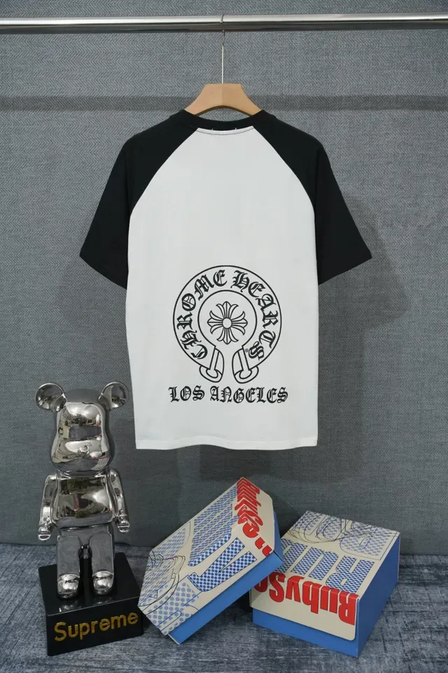 Chrome Hearts रैगलन स्लीव कढ़ाई लोगो सफेद और काली टी-शर्ट 2