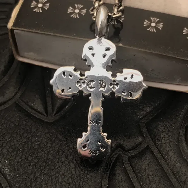 Chrome Hearts قلادة فضية سوداء مزخرفة فيليغران صليب معدنية 7