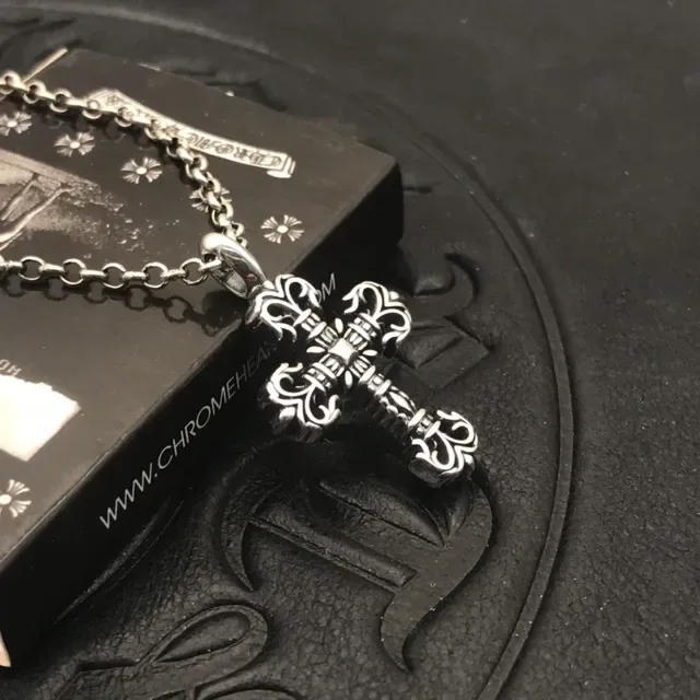 Chrome Hearts قلادة فضية سوداء مزخرفة فيليغران صليب معدنية 8