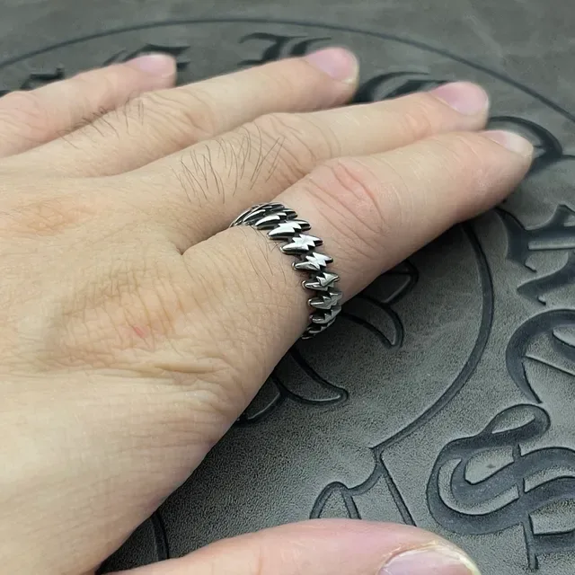 Chrome Hearts 尖刺链条戒指 银色路障带 高抛光金属戒指 3