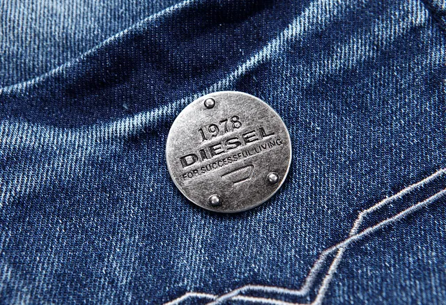 Diesel 中洗 破损 修身直筒 牛仔裤 2