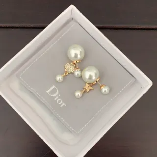Dior boucles d'oreilles asymétriques en perles et cristal pendantes