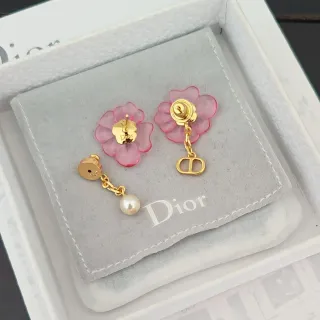 Dior অসমমিত গোলাপী ফুল এবং মুক্তার ঝুলন্ত কানের দুল