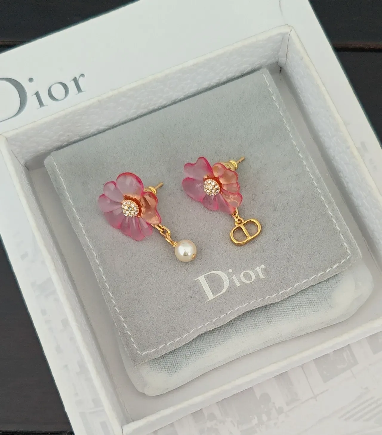 Dior Pendientes Asimétricos de Flores y Perlas Rosadas 3