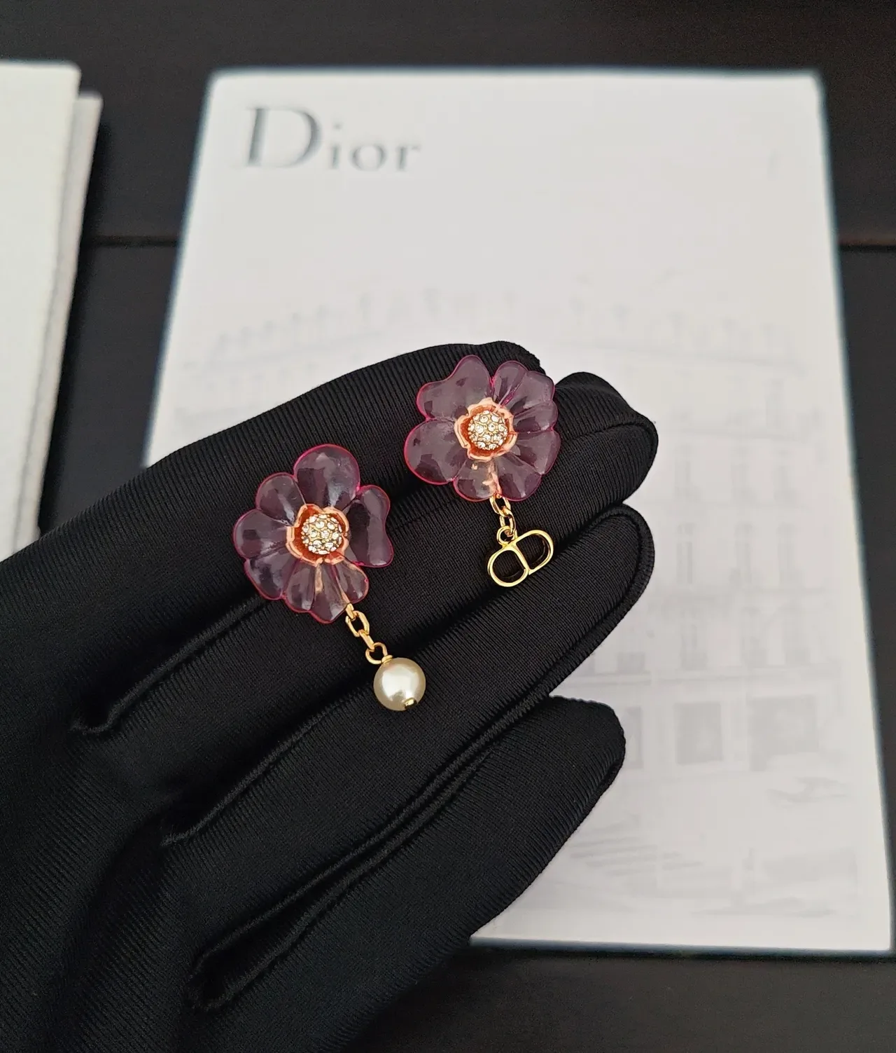 Dior Pendientes Asimétricos de Flores y Perlas Rosadas 5