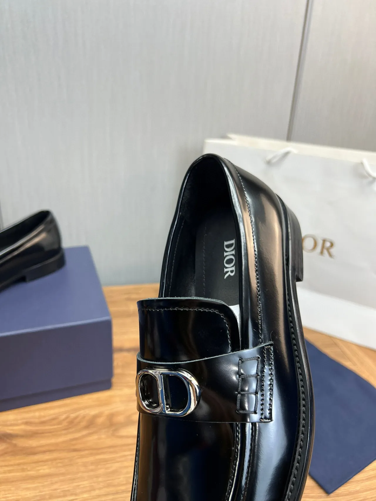 Dior B27 Loafer de Cuero Pulido Negro con Correa Única 8