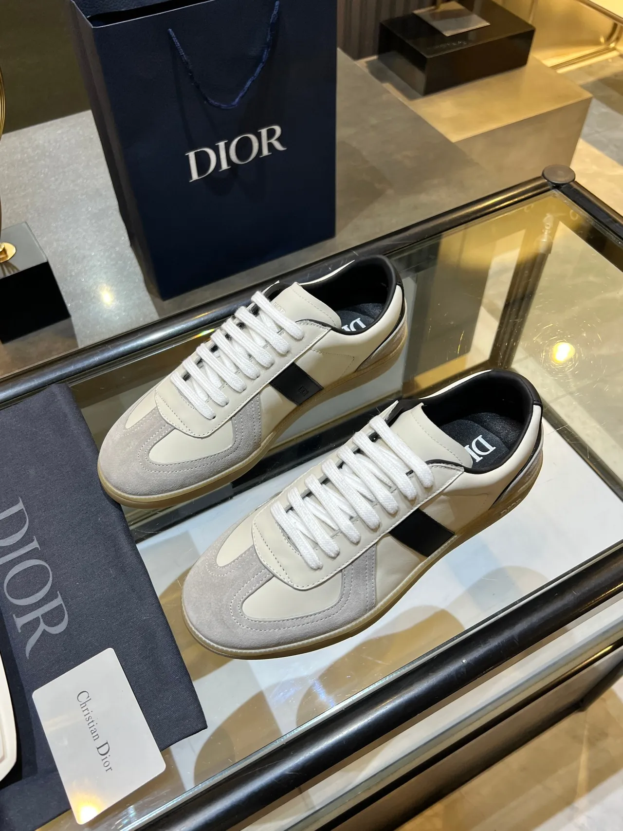 Dior B27 অফ-হোয়াইট কালো ধূসর গাম লাইফস্টাইল স্নিকার 4