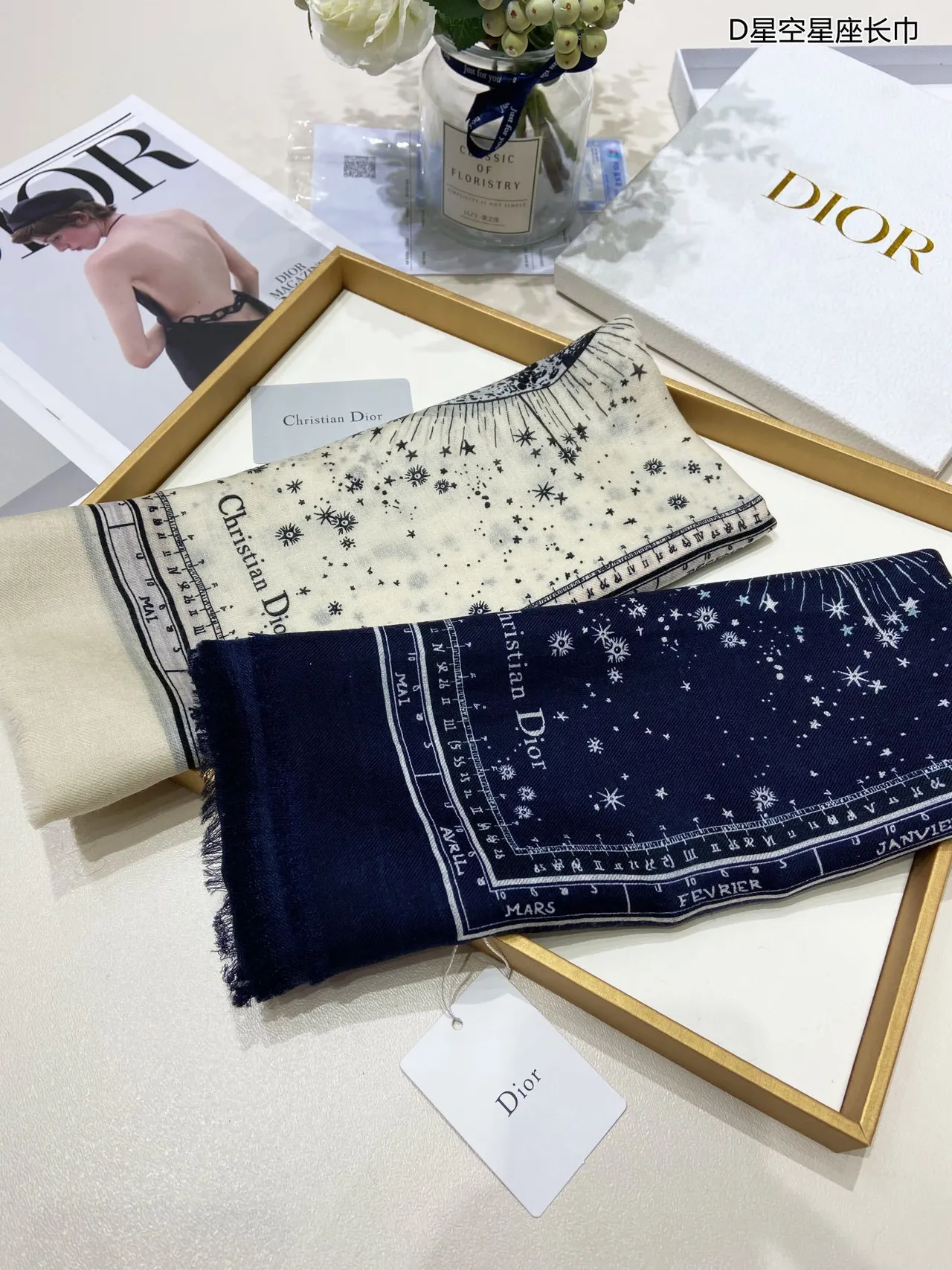 Dior Constellation Bleu Marine Impression Céleste Motif Astronomique Écharpe en Soie 3