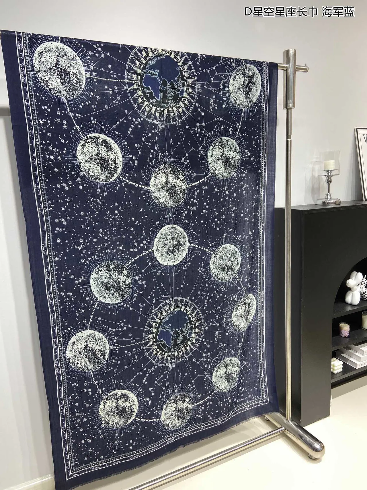 Dior Constellation Bleu Marine Impression Céleste Motif Astronomique Écharpe en Soie 4