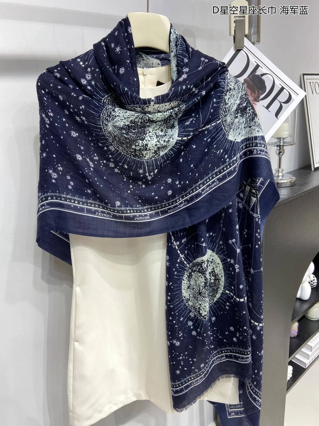 Dior Constellation Bleu Marine Impression Céleste Motif Astronomique Écharpe en Soie 9