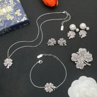 Collier Dior Quatre Feuilles de Trèfle Argent Blanc Motif Pétales Remplis d'Émail