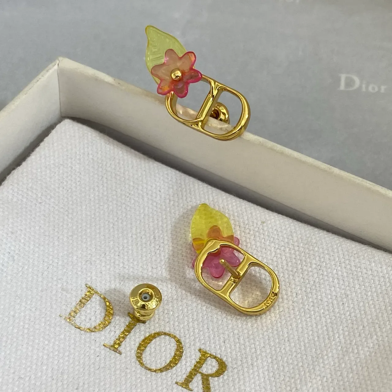 Dior Doré Rose CD Logo Cadre Résine Translucide Fleurs Boucles d'oreilles 2