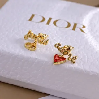 Dior Je t'aime Boucles d'oreilles asymétriques en or avec émail en forme de cœur
