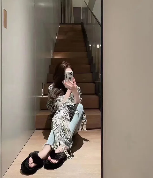 Dior Oblique Print ফ্রিঞ্জযুক্ত উলের শাল 9