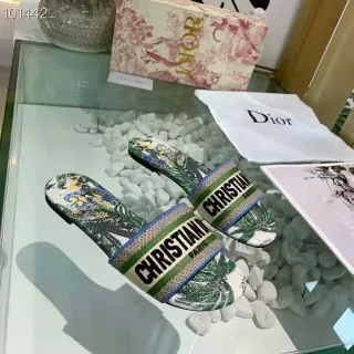 Dior प्रिंटेड फ्लोरल-पाम स्ट्रैप स्लिपर्स