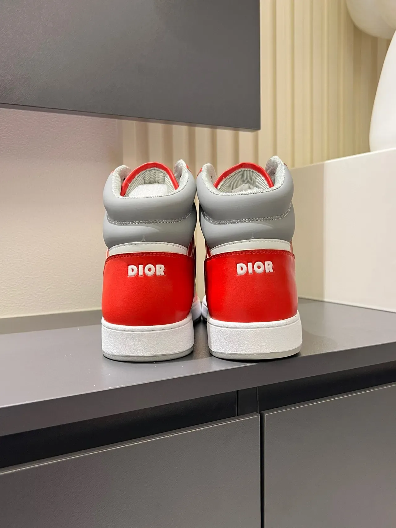 Dior লাল সাদা হাইটপ লেদার অ্যান্ড মোনোগ্রাম লাইফস্টাইল স্নিকার 4