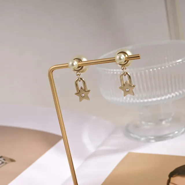 Dior Tribales أقراط معدن بلون ذهبي ولؤلؤ أبيض 2