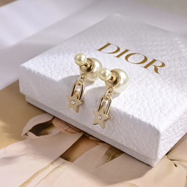Dior Tribales أقراط معدن بلون ذهبي ولؤلؤ أبيض 4