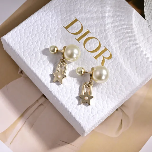Dior Tribales أقراط معدن بلون ذهبي ولؤلؤ أبيض 5