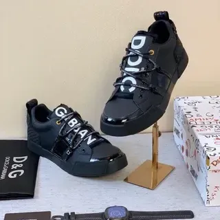 Dolce & Gabbana Tênis com cordões de logo, pretos, brilhantes, com alça no dedo