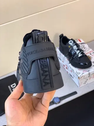 Dolce & Gabbana Sneakers à lacets logo, noirs, brillants, avec bride au orteil 3