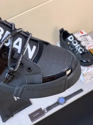Dolce & Gabbana Sneakers à lacets logo, noirs, brillants, avec bride au orteil 4