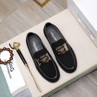 Dolce & Gabbana Portofino Mocassim Preto Dourado Camurça Superior Placa de Metal