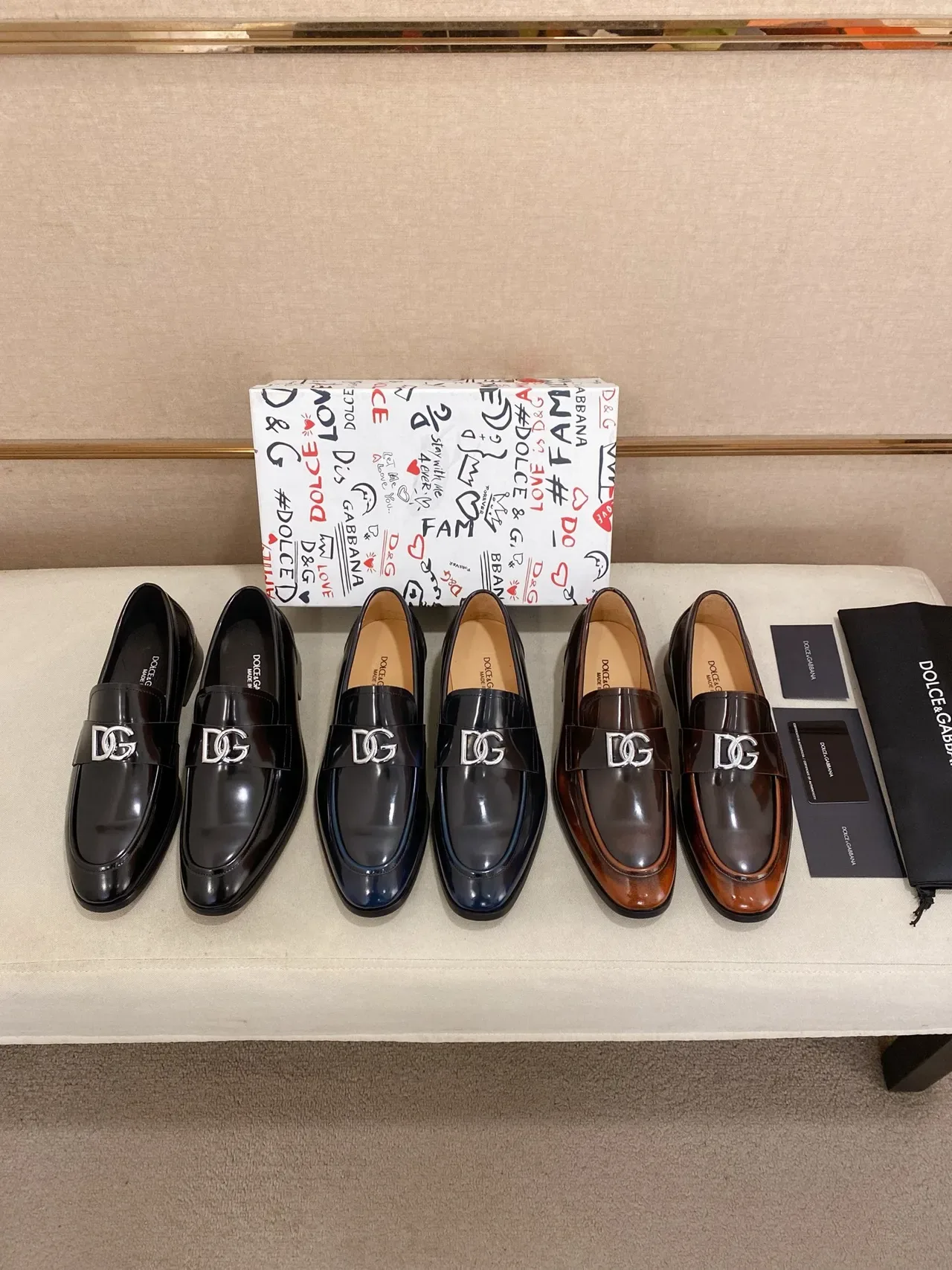 Dolce & Gabbana Mocassin en cuir poli noir et rouge à boucle métallique DG 2