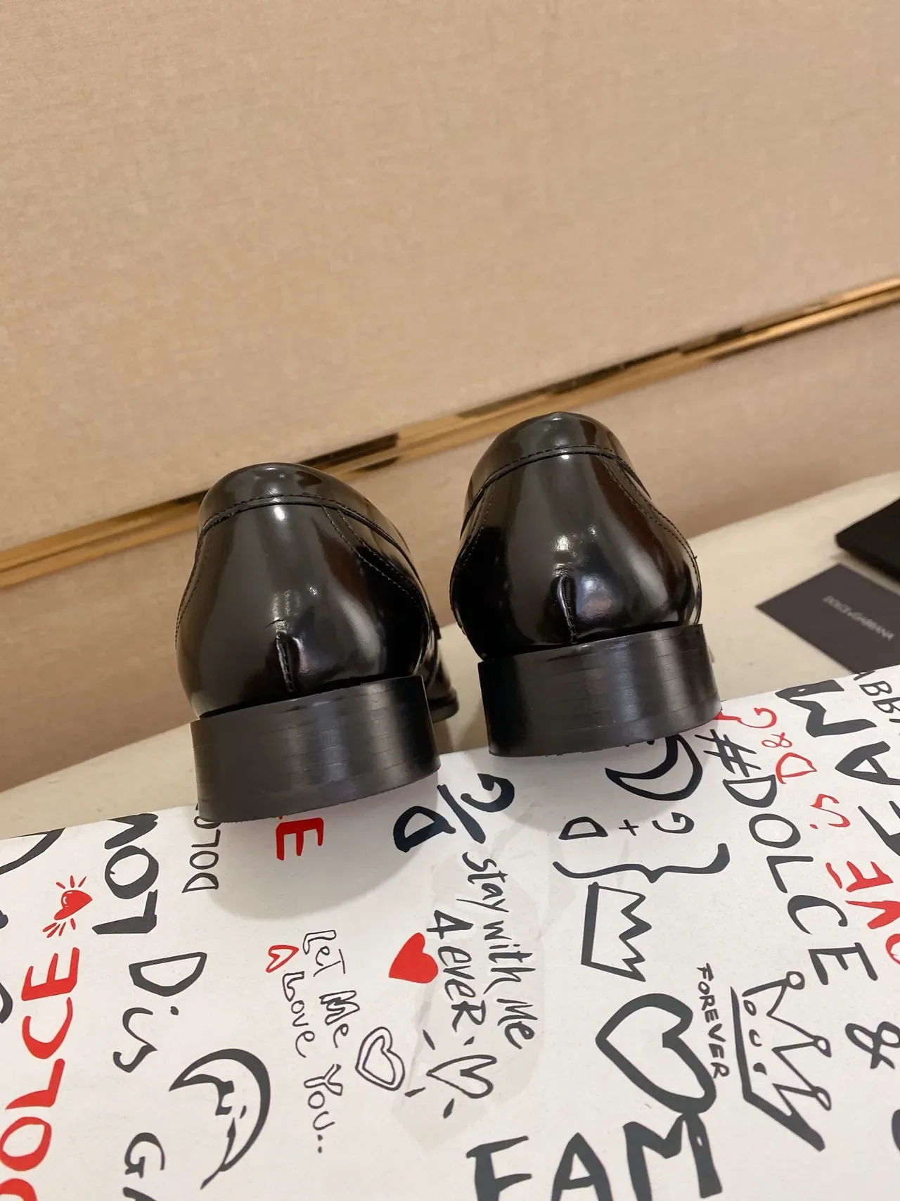Dolce & Gabbana Mocassin en cuir poli noir et rouge à boucle métallique DG 4