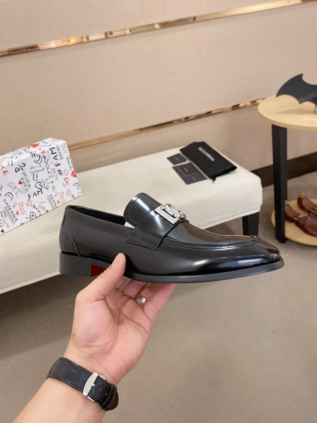 Dolce & Gabbana Mocassin en cuir poli noir et rouge à boucle métallique DG 5
