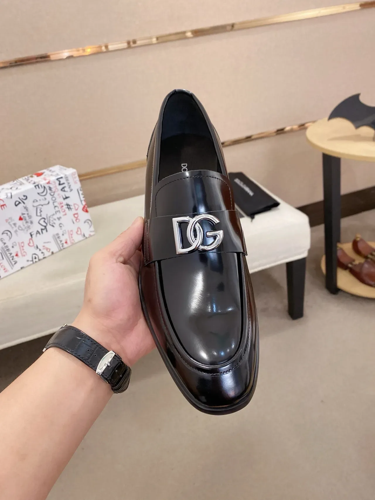 Dolce & Gabbana Mocassin en cuir poli noir et rouge à boucle métallique DG 6