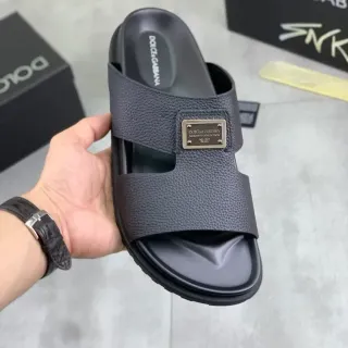 دولشي و جابانا مجموعة اللحظات نعال منزلية جلد أسود محبب