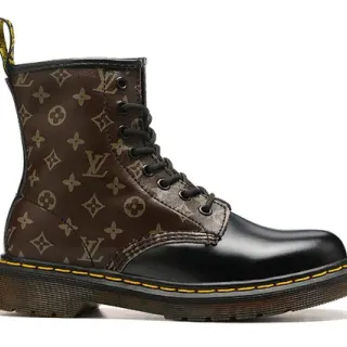 Dr. Martens 1460 मोनोग्राम प्रिंट भूरे और काले मार्टिन बूट्स