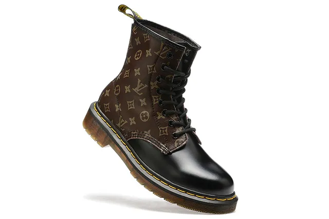 Dr. Martens 1460 मोनोग्राम प्रिंट भूरे और काले मार्टिन बूट्स 2