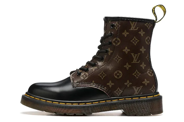 Dr. Martens 1460 मोनोग्राम प्रिंट भूरे और काले मार्टिन बूट्स 3
