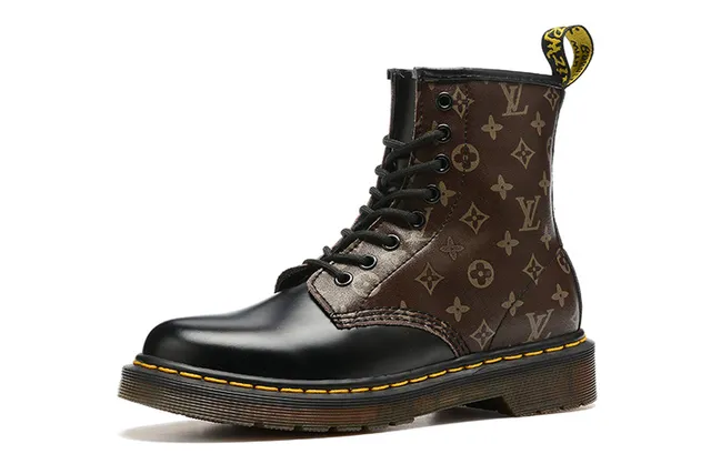 Dr. Martens 1460 मोनोग्राम प्रिंट भूरे और काले मार्टिन बूट्स 4