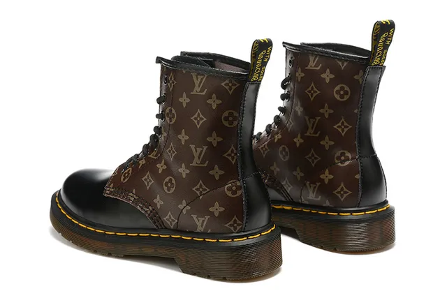 Dr. Martens 1460 मोनोग्राम प्रिंट भूरे और काले मार्टिन बूट्स 6