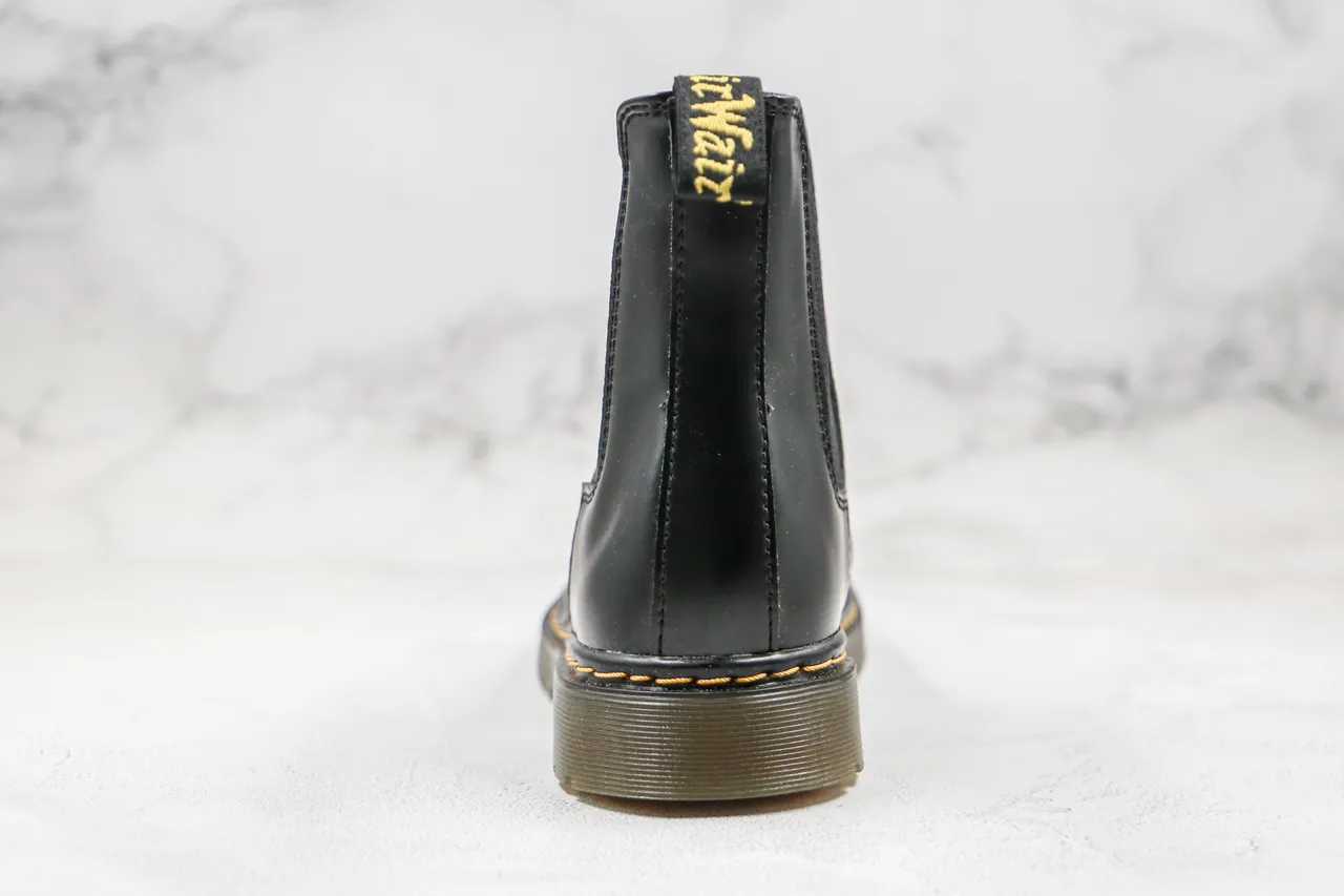 Dr. Martens Chelsea Boot কালো বেইজ চকচকে চামড়া লোচযোগ্য সাইড গাসেট চেলসি বুট 3
