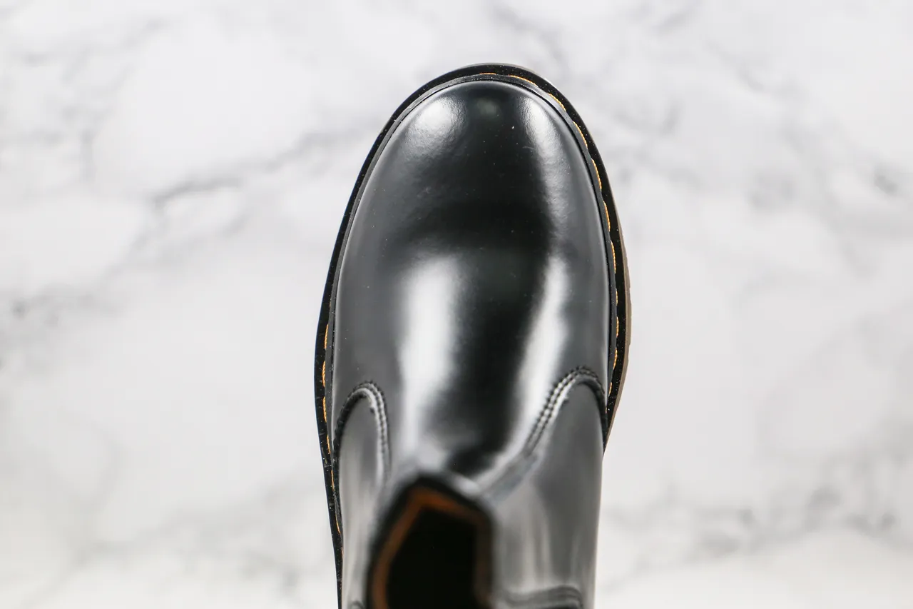 Dr. Martens Chelsea Boot কালো বেইজ চকচকে চামড়া লোচযোগ্য সাইড গাসেট চেলসি বুট 4