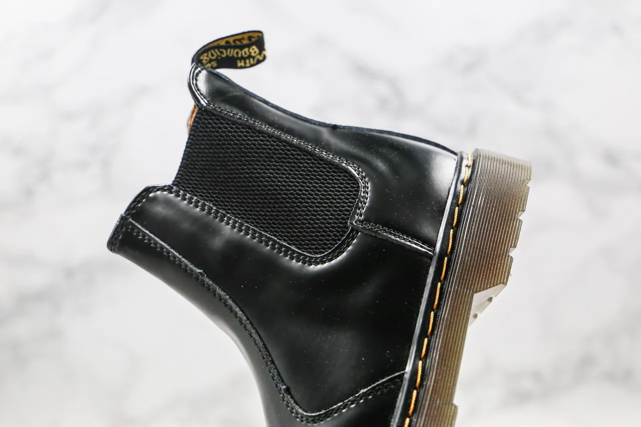 Dr. Martens Chelsea Boot কালো বেইজ চকচকে চামড়া লোচযোগ্য সাইড গাসেট চেলসি বুট 5