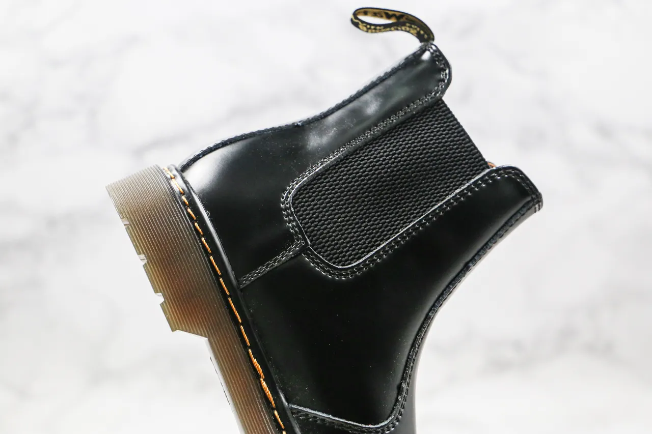 Dr. Martens Chelsea Boot কালো বেইজ চকচকে চামড়া লোচযোগ্য সাইড গাসেট চেলসি বুট 6