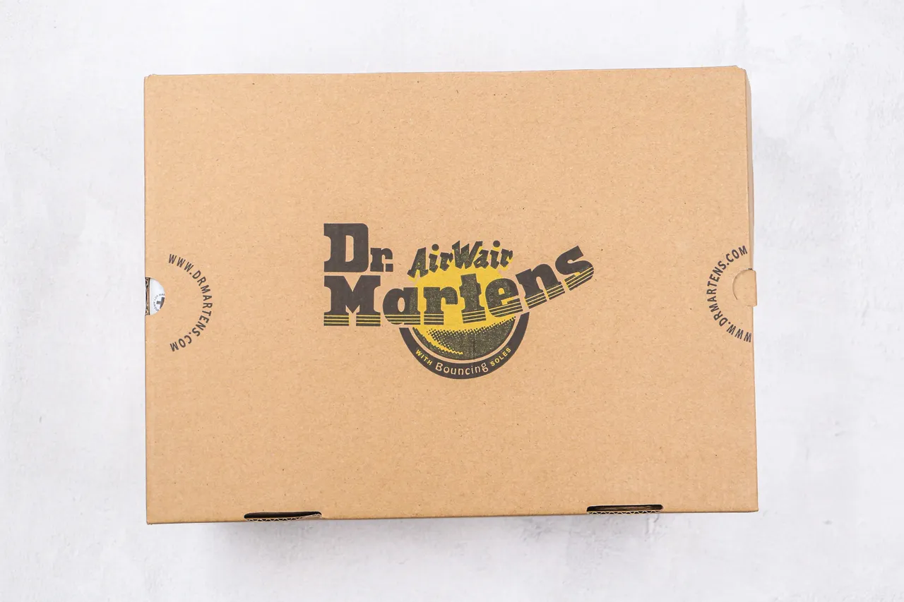 Dr. Martens Chelsea Boot কালো বেইজ চকচকে চামড়া লোচযোগ্য সাইড গাসেট চেলসি বুট 7