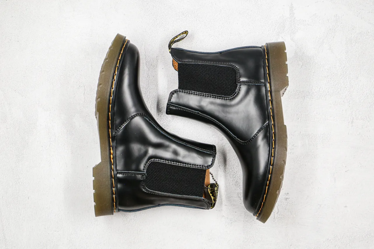 Dr. Martens Chelsea Boot কালো বেইজ চকচকে চামড়া লোচযোগ্য সাইড গাসেট চেলসি বুট 8