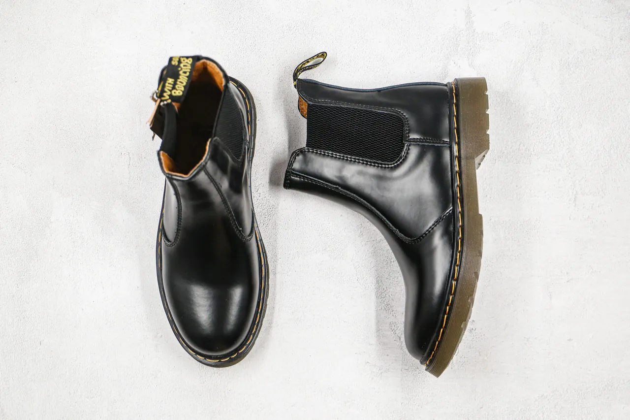 Dr. Martens Chelsea Boot কালো বেইজ চকচকে চামড়া লোচযোগ্য সাইড গাসেট চেলসি বুট 9