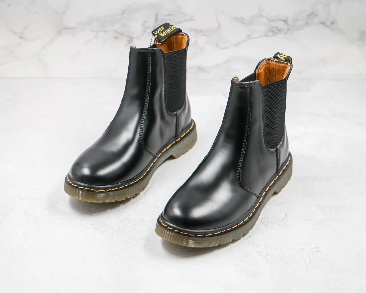 Dr. Martens Chelsea Boot কালো বেইজ চকচকে চামড়া লোচযোগ্য সাইড গাসেট চেলসি বুট 10