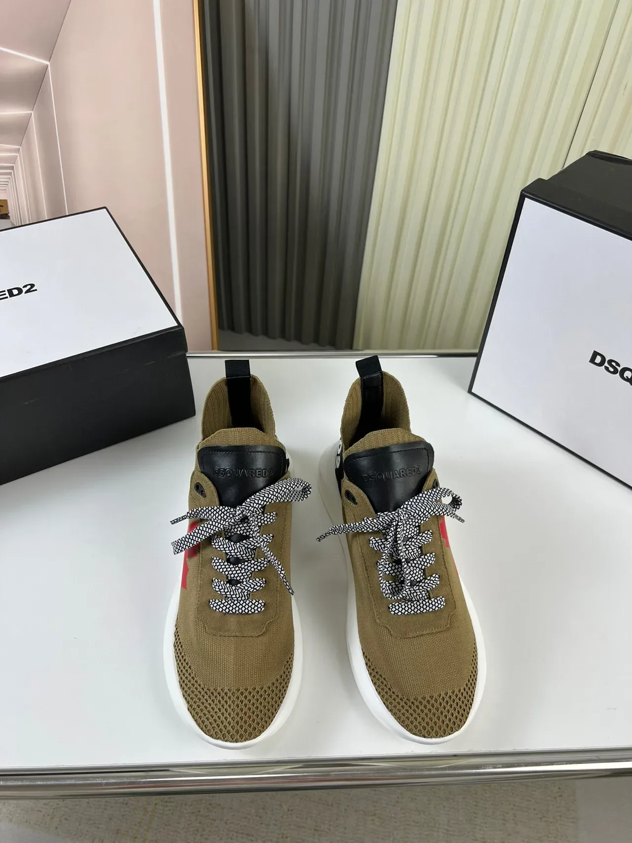 Dsquared2 حذاء رياضي أسلوب حياة بيج أحمر علوة جورب نيتك تصميم ورقة القيقب 9