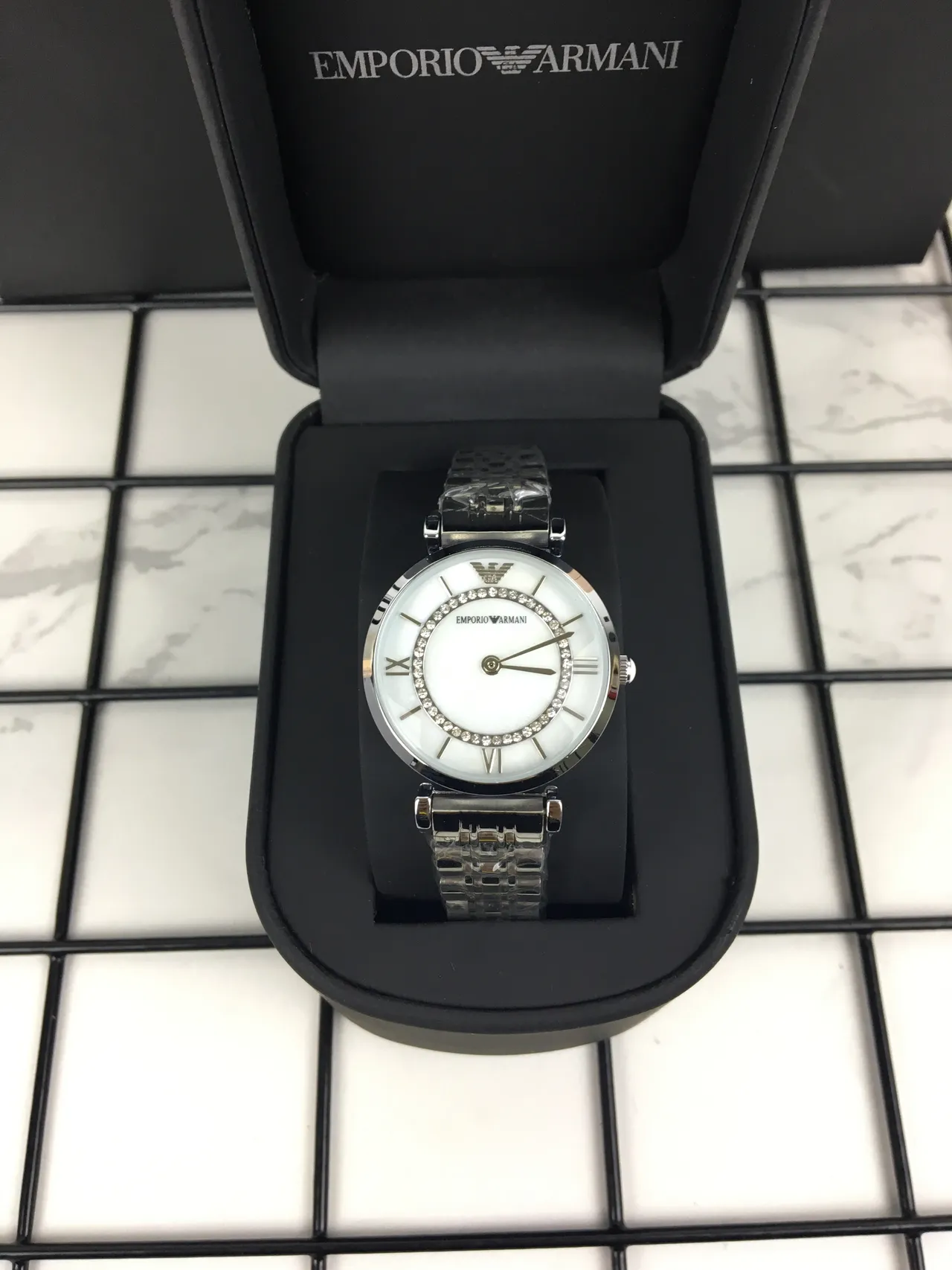 Emporio Armani Classic فضي أبيض حالة مستديرة تاج أم الؤلؤ كوارتز 10